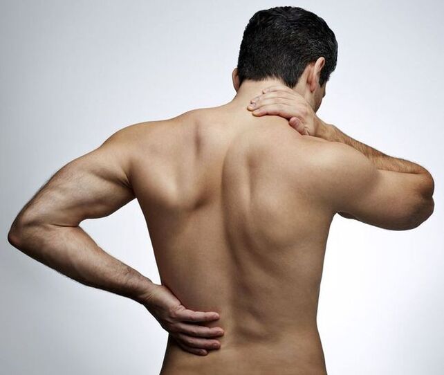 Prolonged pain under the left shoulder blade in a man requires a visit to a therapist