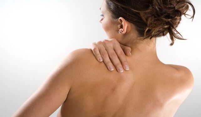 The woman is worried about the pain under her left shoulder blade from behind